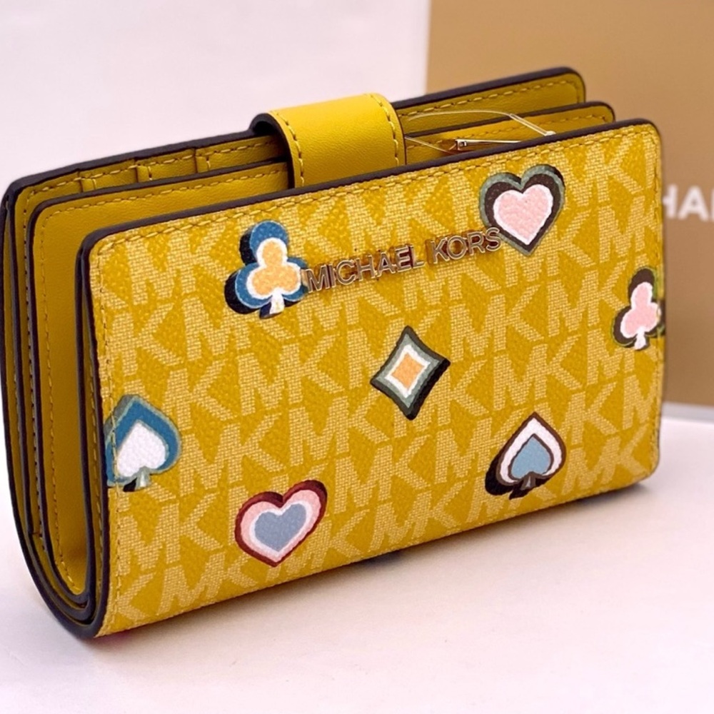 Michael Kors Jet Set Medium Printed Signature
Logo Wallet